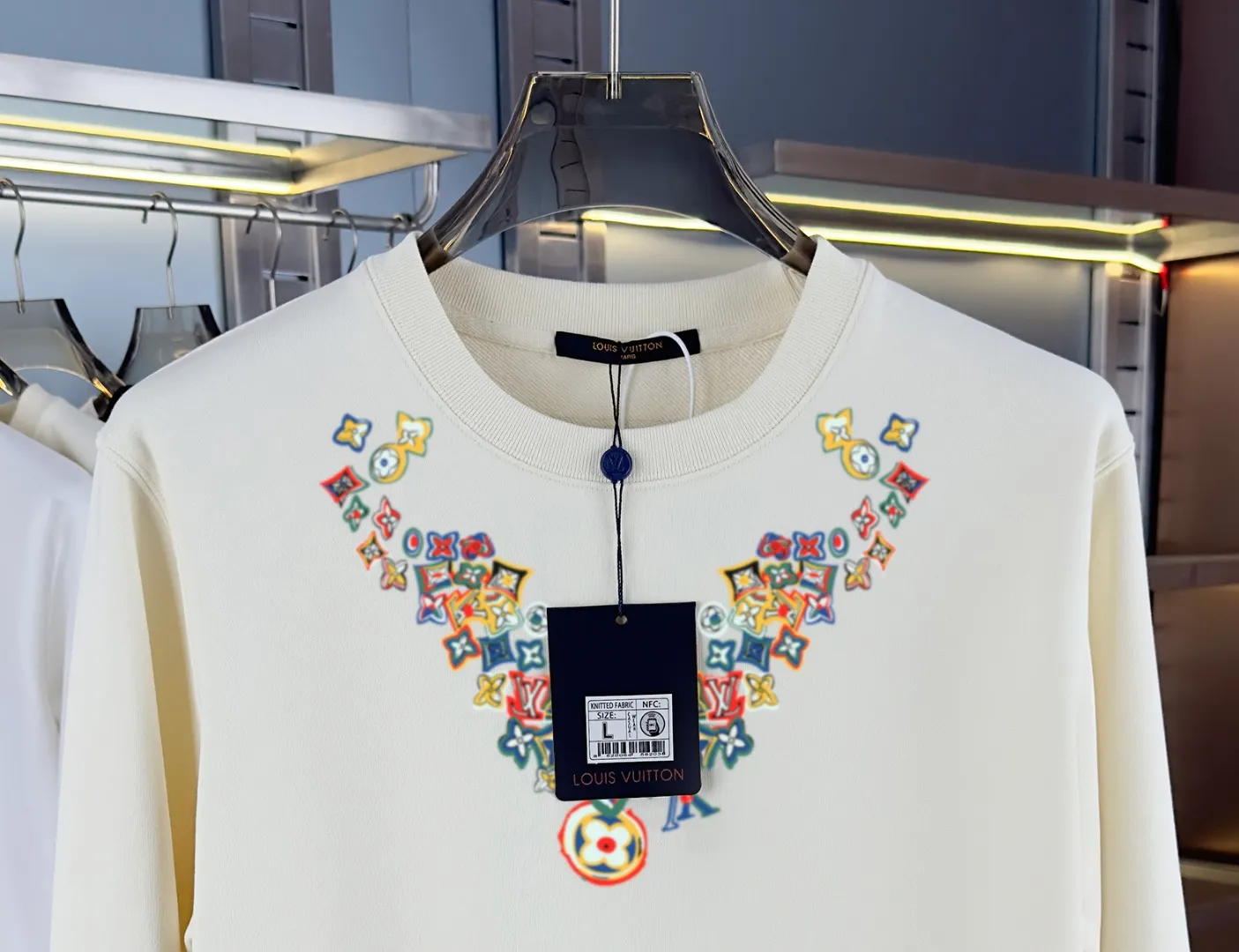 🅿️250 hot style on the shelves🔥❗ 💫〖Louis Vuitton LV〗 Fashionable round neck sweatshirt, casually matched with various styles, it is perfectly handsome😎The whole dress is made of double waistcoats, which makes the whole dress more three-dimensional. Not ordinary factories can do such fine work. The 2025 spring style counters are on sale, exquisite round neck terry sweatshirt, high-end double-strand pure cotton Customized drawstring ribs are dyed in the same vat and are complete with three standards. The chest craftsmanship adopts a simple and elegant pattern on the chest, which is easy to control for any age group! Fit and comfortable! Customized thickened 440g terry sweatshirt fabric, soft and comfortable to the touch, with a three-dimensional shape! 🙌🏻 It’s also very breathable, so it’s a versatile style that can be worn with any outfit! ✔Color: Black White Apricot Size: S M L XL 2XL